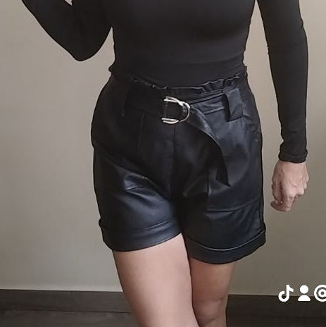 Shorts polipiel negros