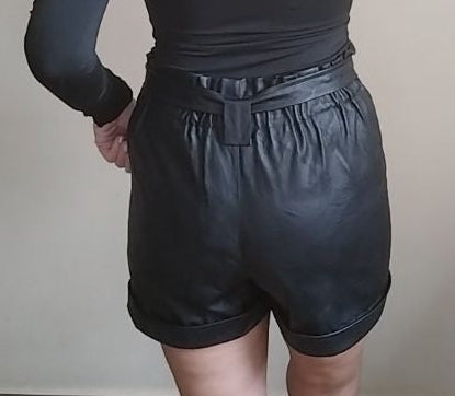 Shorts polipiel negros