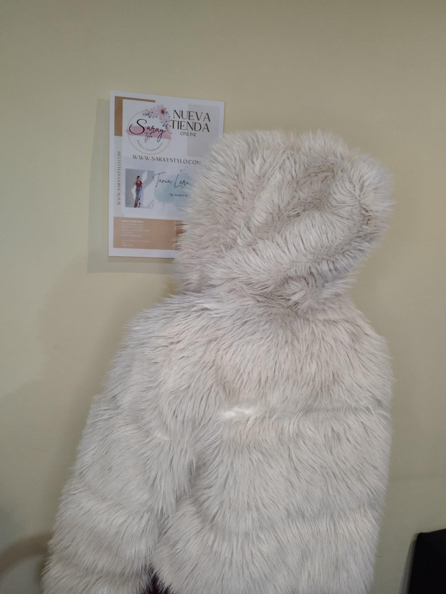 Chaqueta pelitos/.  capucha